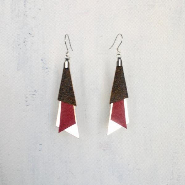 Tri red leather earrings - Pendientes cuero Tri rojo